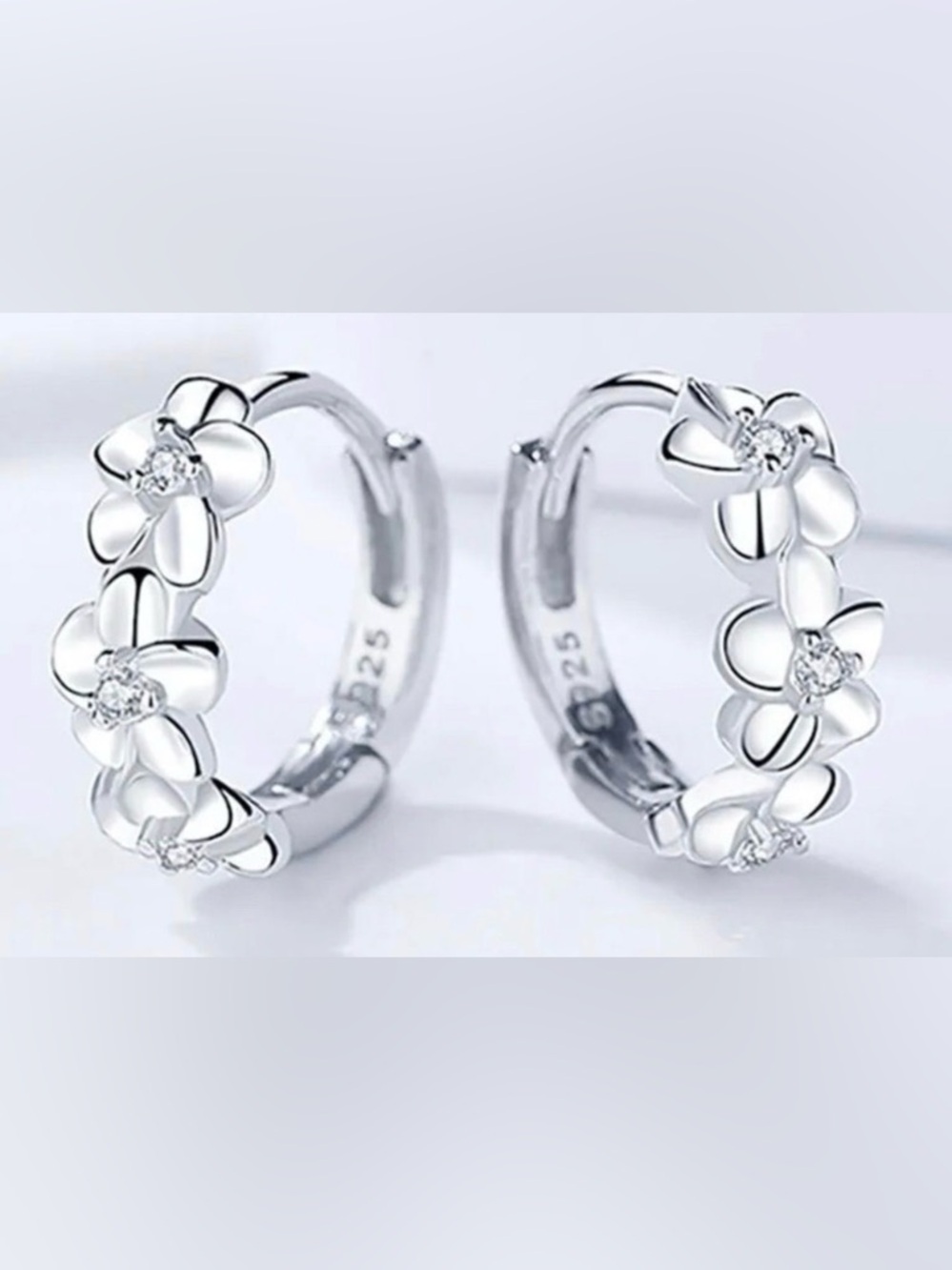 Flowered Mini Hoops
w/ Tiny diamond inlaid
.925 Sterling Silver
Brand New
